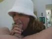 Mamadora con gorra