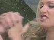 Briana Branks follandose a un policia