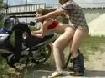 Follando en la moto